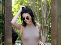 Kendall Jenner odsłoniła biust pod suknią